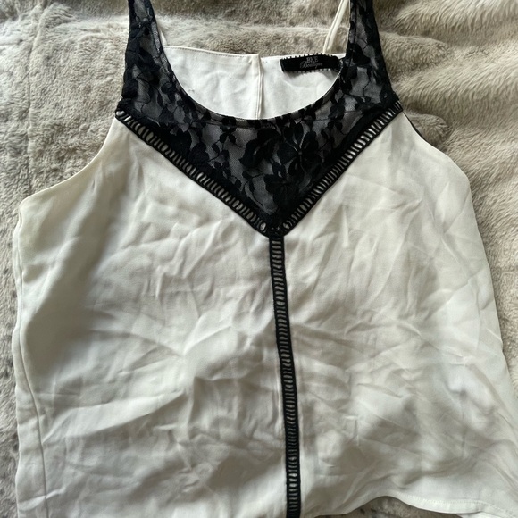 BKE Black Lace Accent White Camisole - Picture 1 of 3